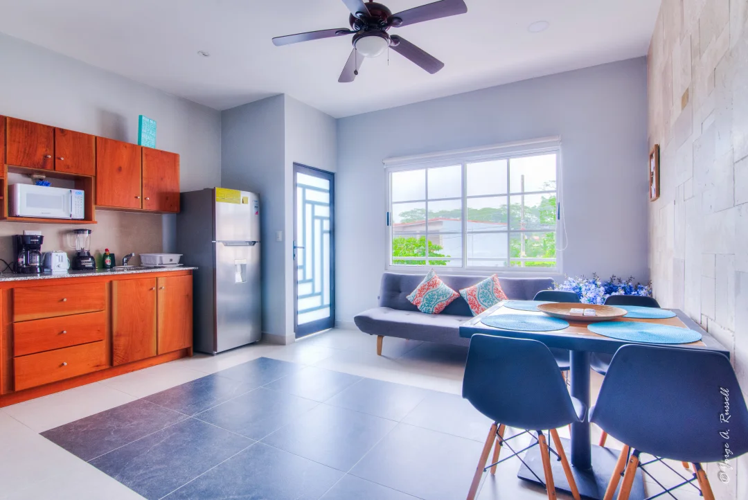 Corals Mantas · kitchen opening onto the living room
