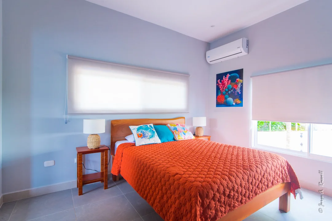 Corals Mantas · coral-toned bedroom