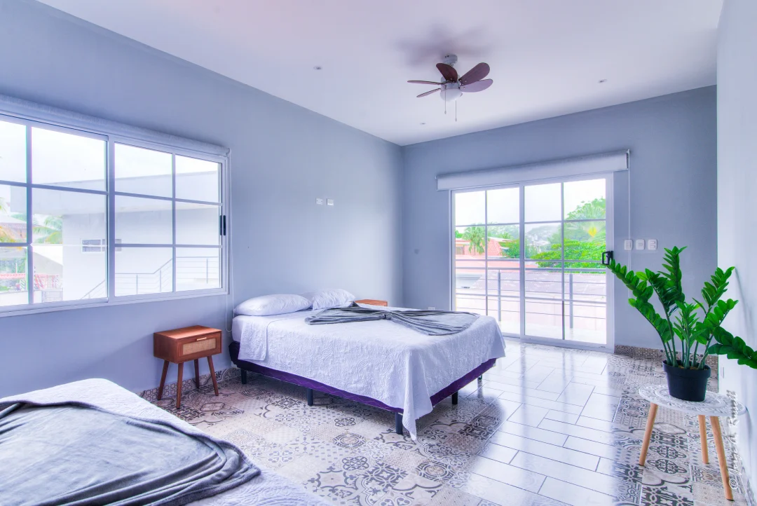 Corals Océano · two-bed bedroom beside large windows
